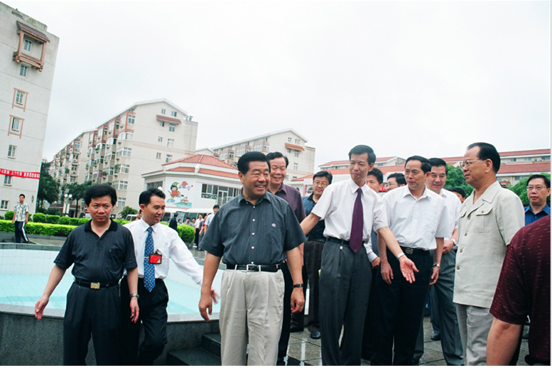 2003年5月賈慶林同志視察新興苑小區