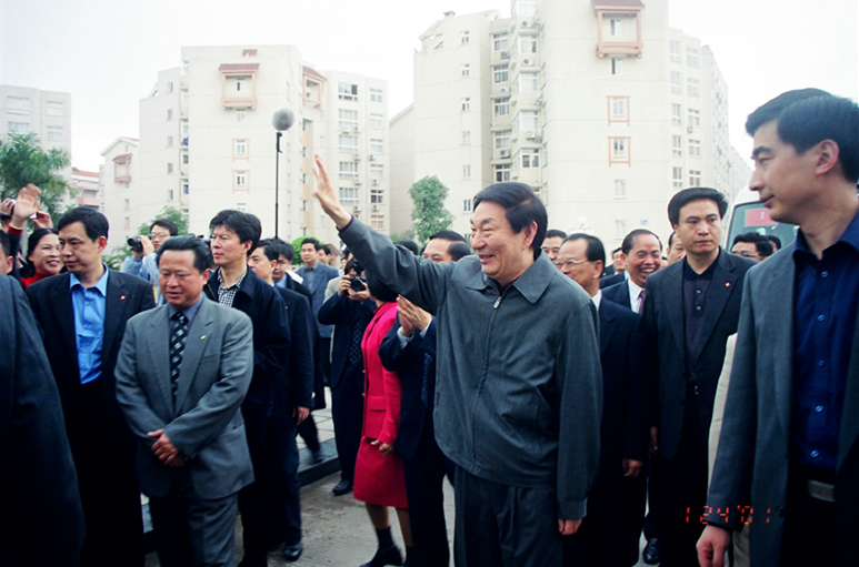 2001年1月朱镕基同志視察新興苑小區