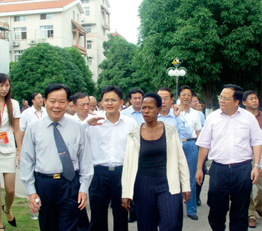 2005年11月聯(lián)合國副秘書(shū)長(cháng)安娜博士參觀(guān)新興苑小區