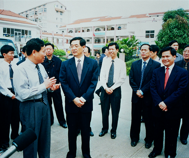 2002年2月胡錦濤同志視察新興苑小區