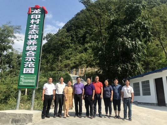 萬(wàn)豐地產(chǎn)公司會(huì )同市委宣傳部共同開(kāi)展“慶豐收，感黨恩，促脫貧”主題活動(dòng)